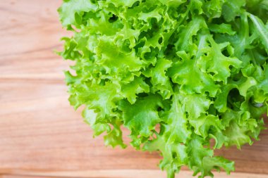 Ahşap masa üzerinde taze sebze salatası