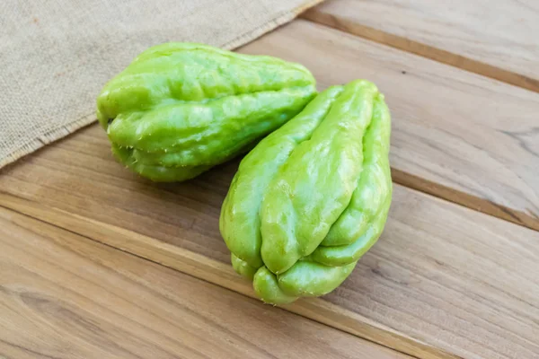 Ahşap masa üzerinde taze Chayote meyve