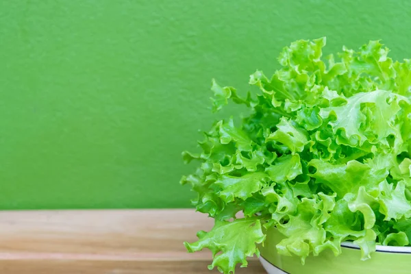 Salada Legumes Frescos Fundo Verde — Fotografia de Stock