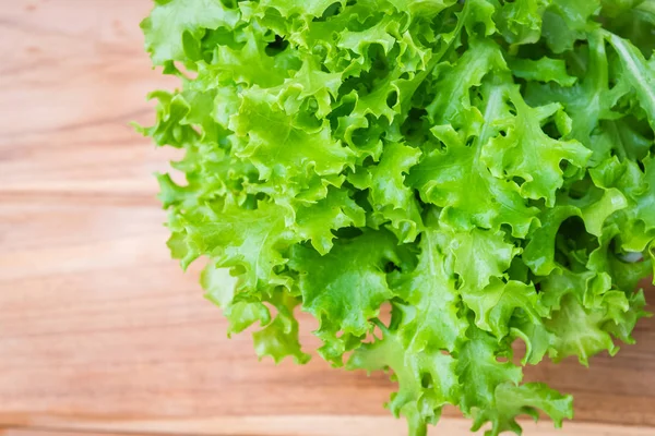 Ahşap masa üzerinde taze sebze salatası