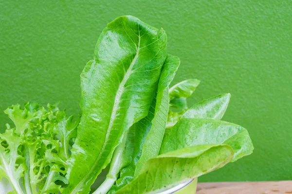 Salada Legumes Frescos Fundo Verde — Fotografia de Stock