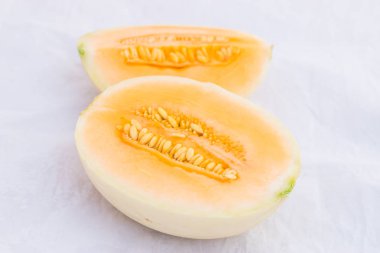 Kavun meyvesi beyaz arkaplanda izole edilmiş.