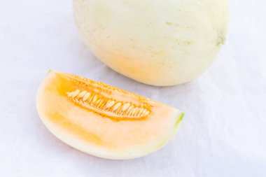 Kavun meyvesi beyaz arkaplanda izole edilmiş.