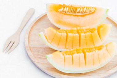 kavun karpuz meyve beyaz arka plan üzerinde ahşap tepsi