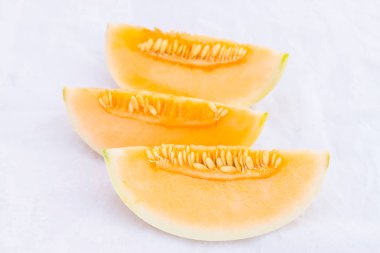 Kavun meyvesi beyaz arkaplanda izole edilmiş.