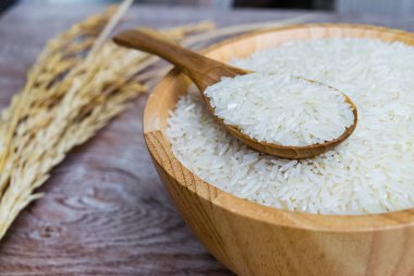 Ahşap arka plan üzerinde ahşap kase Tayland Yasemin pirinç