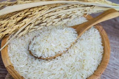 Ahşap arka plan üzerinde ahşap kase Tayland Yasemin pirinç