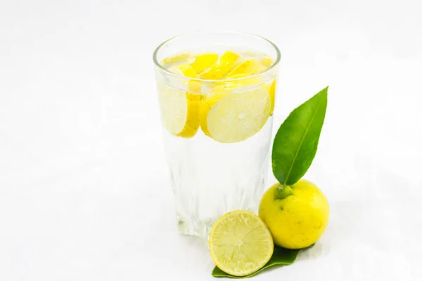 Лимонадный Напиток Газированной Воды Белом Фоне — стоковое фото