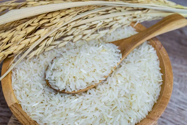 Ahşap arka plan üzerinde ahşap kase Tayland Yasemin pirinç