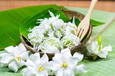 Hindistan Cevizi Ball (Tay Geleneksel Tatlı) - Ka Nom Tom