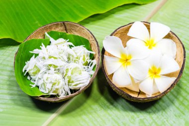 Hindistan Cevizi Ball (Tay Geleneksel Tatlı) - Ka Nom Tom