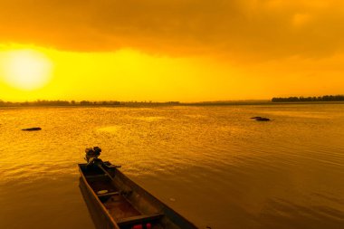 Göl üzerinde güneş setleri