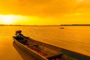 Göl üzerinde güneş setleri