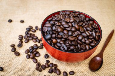 Kahve çekirdeği ve kahve.