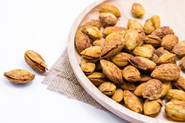 beyaz zemin üzerine badem fındık