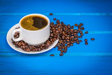 Kahve fincanı ve kahve çekirdeği.