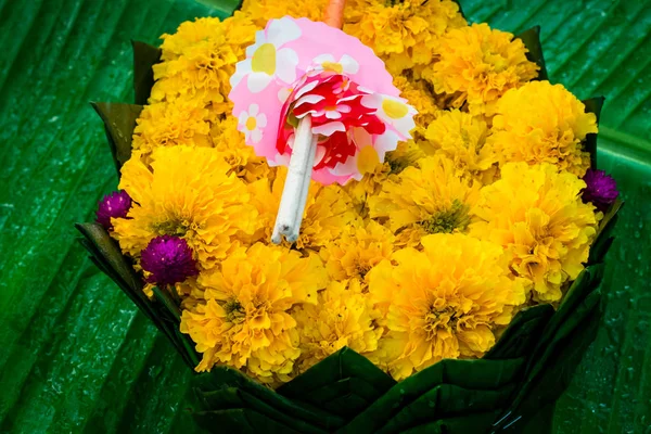 Krathong feito de folha de banana e flores — Fotografia de Stock