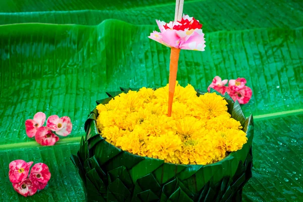 Krathong vyrobený z banánových listů a květin — Stock fotografie