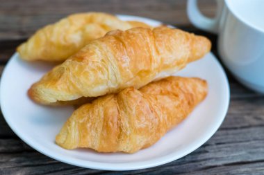 Taze pişmiş kruvasan.