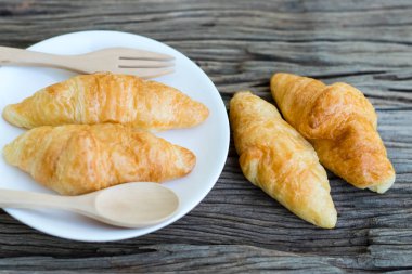 Taze pişmiş kruvasan.