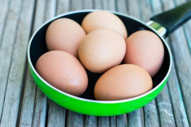 Eski ahşap zeminüzerinde Yumurta.