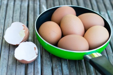 Eski ahşap zeminüzerinde Yumurta.