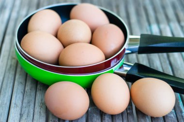 Eski ahşap zeminüzerinde Yumurta.