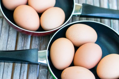 Eski ahşap zeminüzerinde Yumurta.