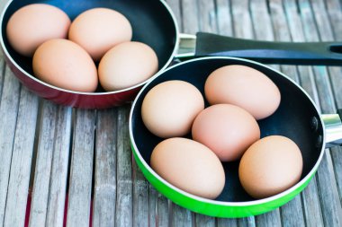 Eski ahşap zeminüzerinde Yumurta.