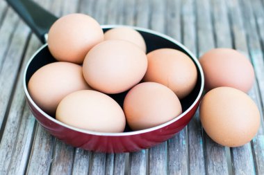 Eski ahşap zeminüzerinde Yumurta.