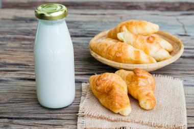 Taze pişmiş kruvasan.