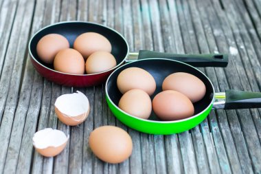 Eski ahşap zeminüzerinde Yumurta.