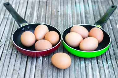 Eski ahşap zeminüzerinde Yumurta.