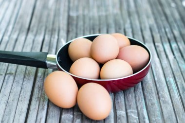 Eski ahşap zeminüzerinde Yumurta.