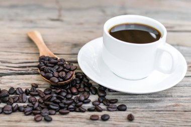 Beyaz kahve fincanı ile kavrulmuş kahve çekirdekleri