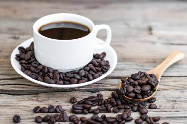 Beyaz kahve fincanı ile kavrulmuş kahve çekirdekleri