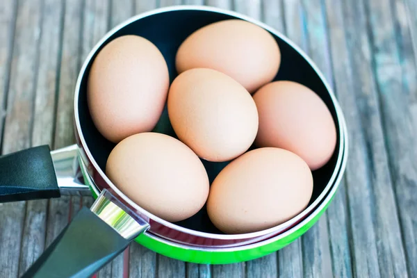 Eski ahşap zeminüzerinde Yumurta.