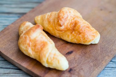 Taze pişmiş kruvasan.