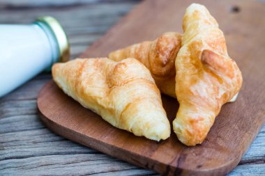 Taze pişmiş kruvasan.