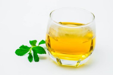 Beyaz arka planda Stevia çayı