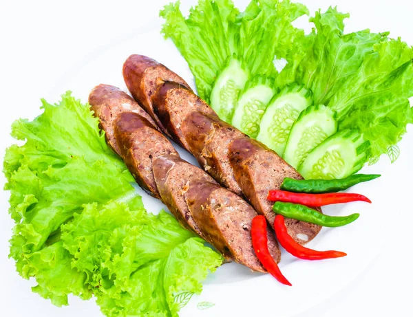 Kiełbasa Warzywami Płytce Białym Tle Tajski Żywności — Zdjęcie stockowe