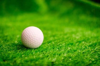 Yeşil çimlerin üzerinde golf topu