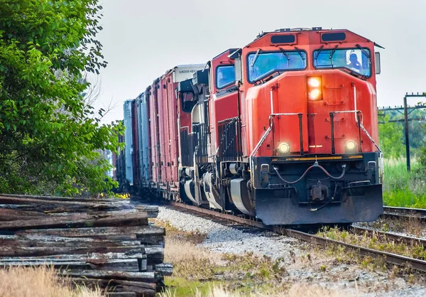 Kolorowy pociąg lokomotywy kanadyjskie kolejowe — Zdjęcie stockowe