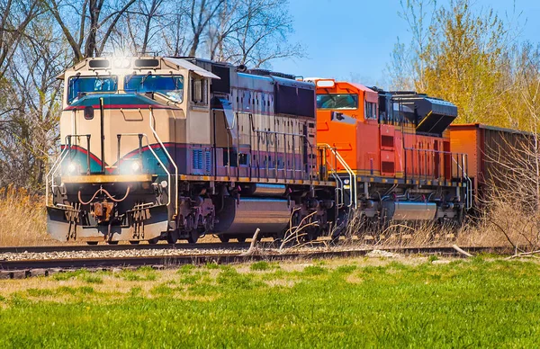 Expédition colorée de charbon de locomotives de train — Photo