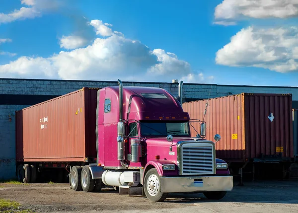 Camiones de contenedores en Dock — Foto de Stock