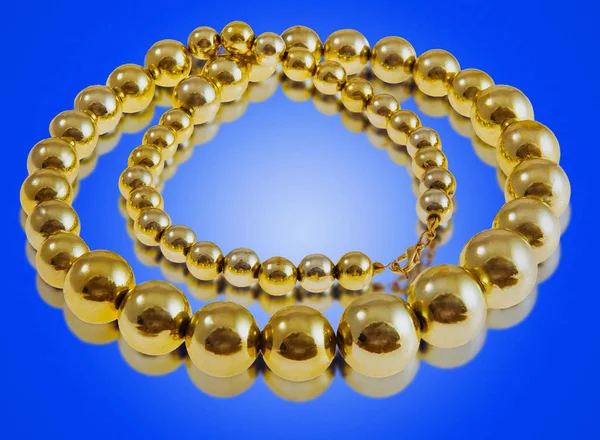 Große Perlenkette auf blauem Grund — Stockfoto