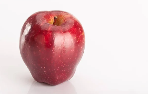 Lesklé červené jablko na bílém — Stock fotografie