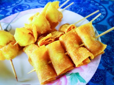 Köfte sarılmış ve sonra sıcak yağ kızarmış et topları 