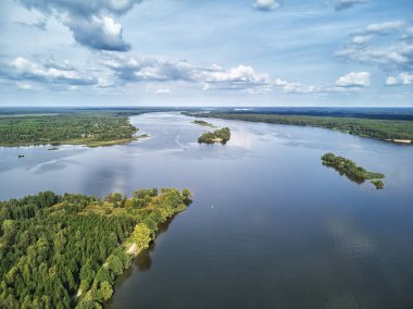 Uçağı Volga Vadisi nehirden görüntüleyin