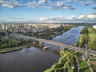 Moskova, Rusya, Moskova Nehri, dron havadan görünümden sol kıyısında 850 yıldönümü Park